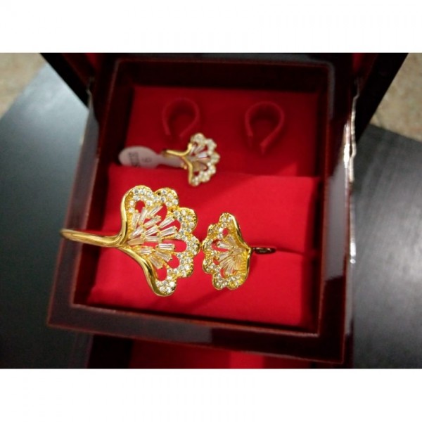 Gold platted bangle bracelet with ring set