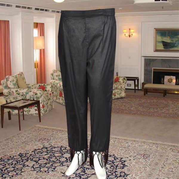 black capri trousers